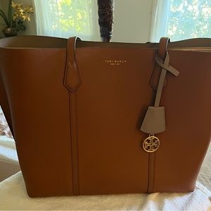 Tory Burch
Perry Triple Compartment
Leather Tote